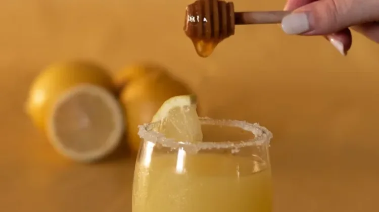 Campuran Minuman Lemon Madu Cegah Dehidrasi saat Musim Kemarau