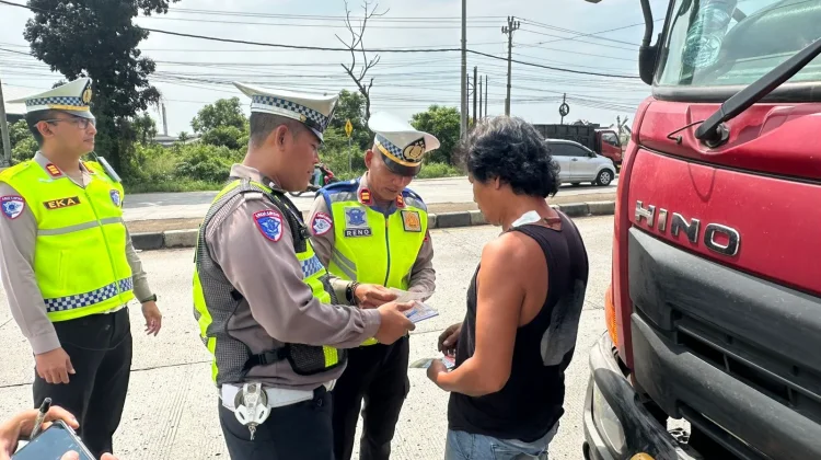 Satlantas Polres Batang Tertibkan Truk Sumbu Tiga di Exit Tol Kandeman