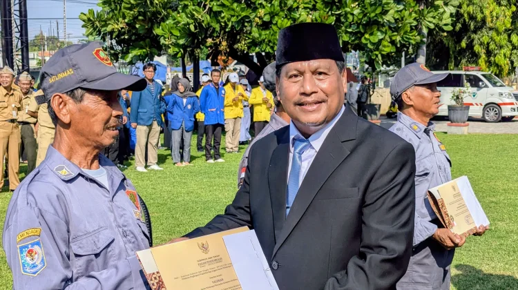 Empat Dekade Mengabdi, Semangat Satlinmas Rembang Berbuah Penghargaan Gubernur