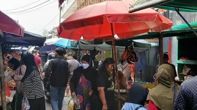 Keramaian Aktivitas Jual Beli Pasar Tradisional