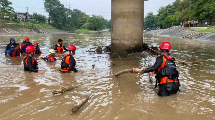 Tim SAR Hentikan Sementara Pencarian Korban Hanyut di Banjir Kanal Barat