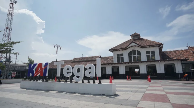 Dampak Gangguan Operasional di Pasarsenen, Perjalanan KA Tegal Bahari Terlambat