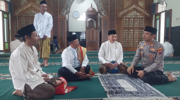 Jaga Harkamtibmas, Kapolsek Subah Safari Jumat ke Kalimanggis