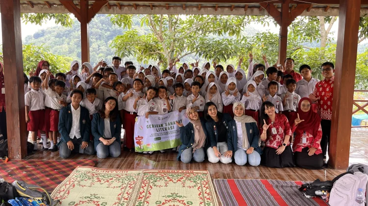 Mahasiswa Vokasi Undip Gelar Gerakan Sahabat Literasi di SDN 02 Delik