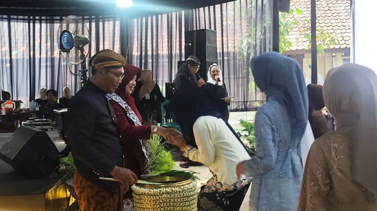 SMPN 1 Kedungwuni Lepas 285 Siswa Diwarnai Tradisi Siraman