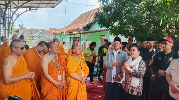 Agustina Sambut Biksu Thudong dengan Semangat Semarang Damai di Masjid Al Falah