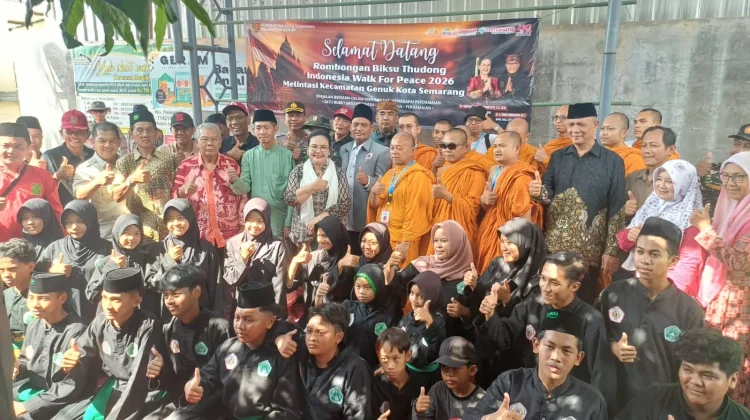 Melintas di Genuk Kota Semarang, Puluhan Bhikku Thudong Dapat Pengawalan Polisi