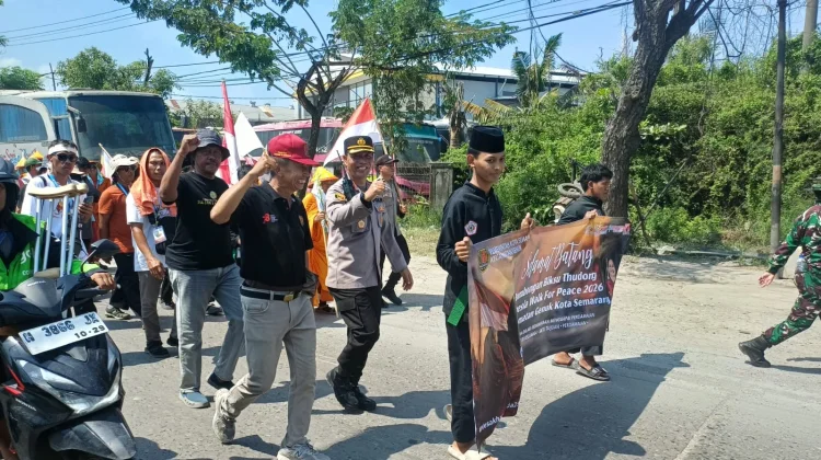 Melintas di Genuk Kota Semarang, Puluhan Bhikku Thudong Dapat Pengawalan Polisi