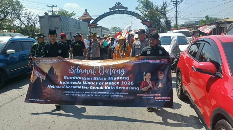 Melintas di Genuk Kota Semarang, Puluhan Bhikku Thudong Dapat Pengawalan Polisi