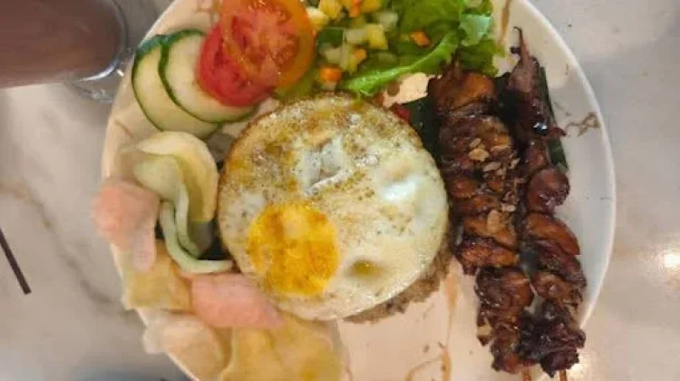 Cara Membuat Nasi Goreng Jawa dengan Sate Ayam dan Telur Mata Sapi Ala Rumahan
