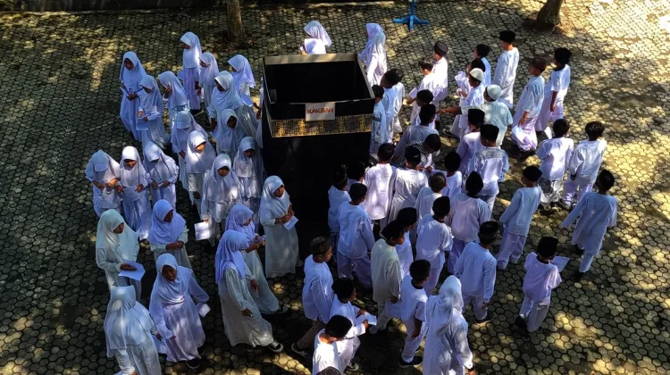 SDN 3 Parakan Kauman Tanamkan Nilai Keagamaan Melalui Simulasi Manasik Haji