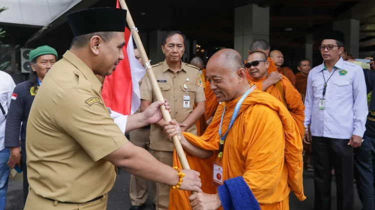 Jalan Kaki 250 Km, Bikkhu Thudong Temui Taj Yasin Bawa Pesan Damai