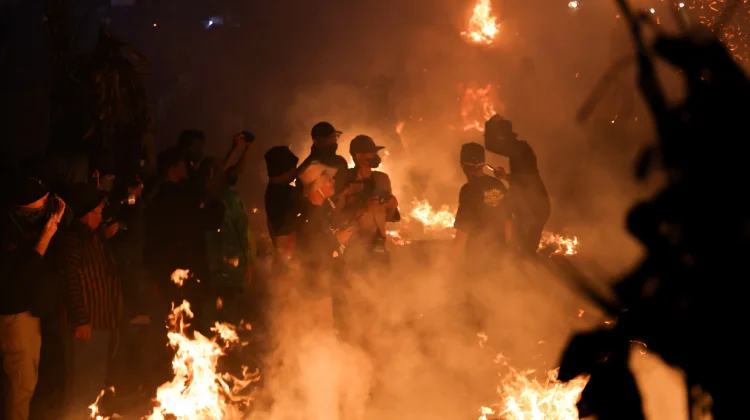 Perang Obor Menyala, Ribuan Warga Padati Tradisi Sedekah Bumi Jepara