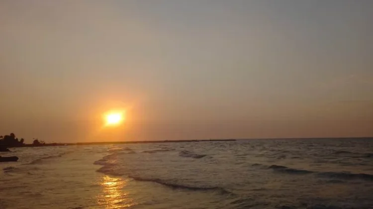 Menikmati Senja di Pantai Ala Gen Z