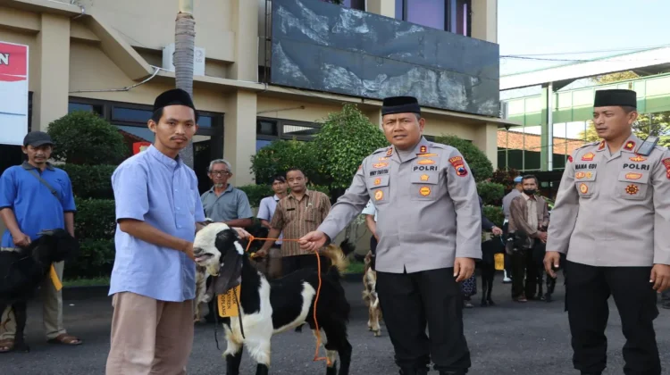 Polres Purworejo Distribusikan 2 Sapi dan 22 Kambing untuk Masyarakat