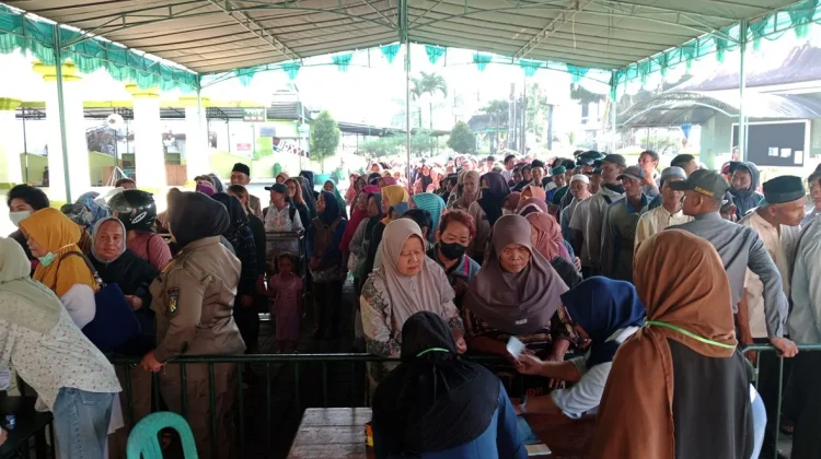 Masjid Agung Kauman Magelang Bagikan Kupon Daging Kurban, Ribuan Warga Mengantre