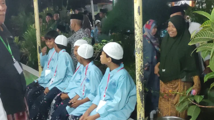 Tradisi Iduladha, Ratusan Anak Ikuti Khitan Massal di Masjid Agung Kendal