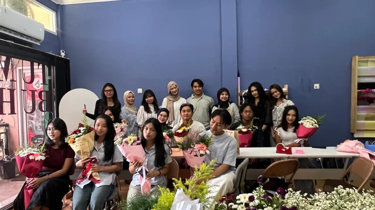 Lepas Penat dari Tugas, Mahasiswa Vokasi Undip Ajak Healing Lewat Merangkai Bunga