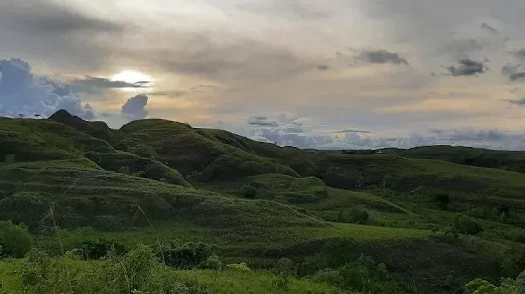 Bukit Raksasa Tidur, Pesona Alam Unik di Pulau Sumba