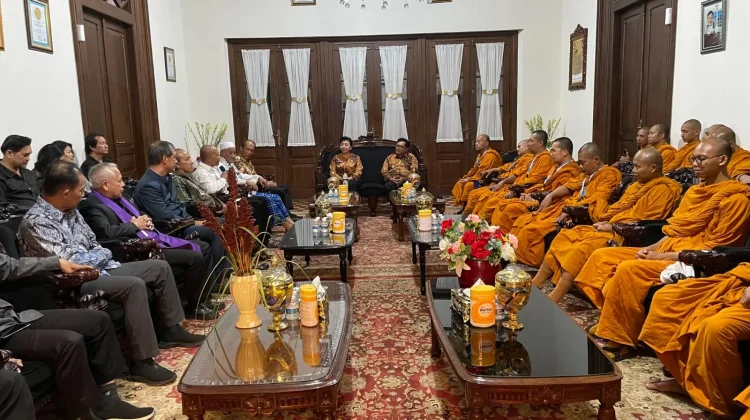 Rombongan Bhikkhu Sangha Walk for Peace Disambut Hangat di Kota Salatiga
