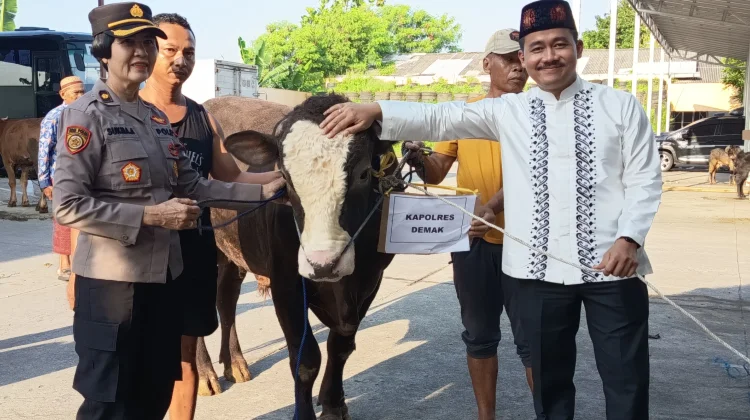 Salurkan Daging Kurban, Polres Demak Perkuat Kedekatan dengan Warga
