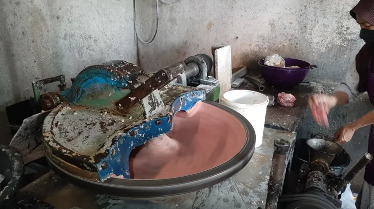 Geliat Tradisi: Ramai Antre Giling Bakso Qurban