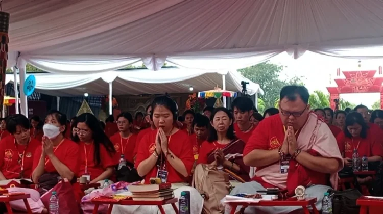 Dari Candi Borobudur, Umat Buddha Berdoa Untuk Perdamaian Dunia