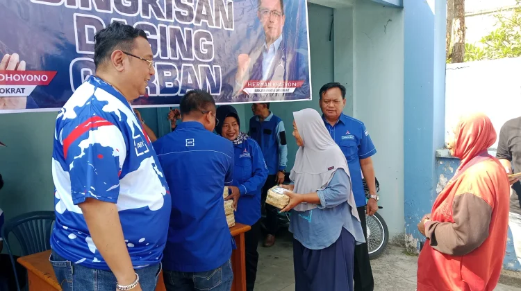 Demokrat Pati Salurkan Ratusan Paket Daging Kurban