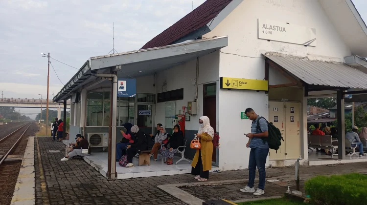 Sempat Tertemper, Kereta Cargo Berhenti di Stasiun Alas Tua