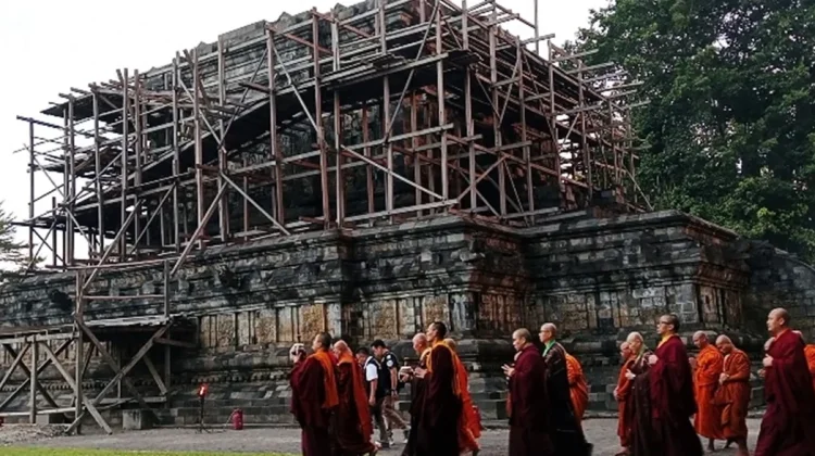 Sehari Menjelang Waisak, Umat dan Dewan Sangha Sakralkan Air Suci di Candi Mendut