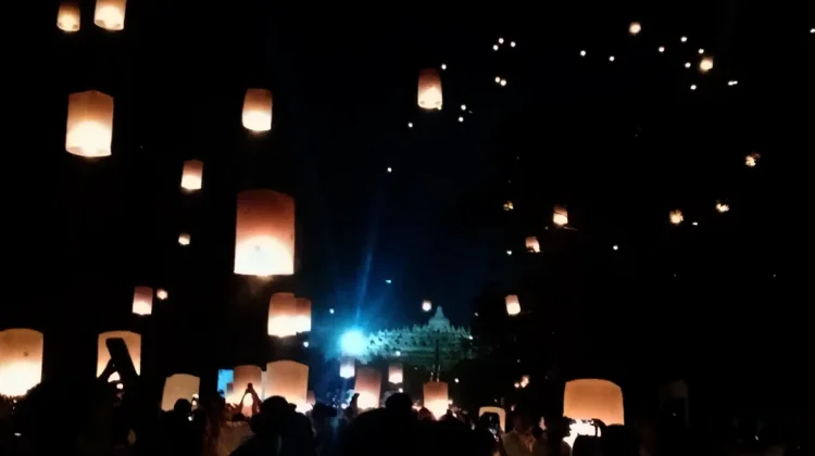 Puncak Waisak 2570 BE, Ribuan Lampion Menerangi Langit Candi Borobudur