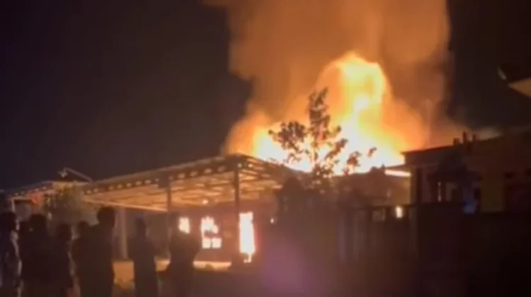 Diduga Korsleting Listrik, Rumah Warga Meteseh Hangus Dilalap Api