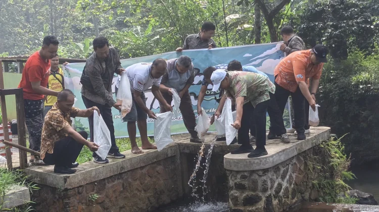 DKP Kendal Tebar 7.000 Bibit Ikan di Sungai dan Perairan