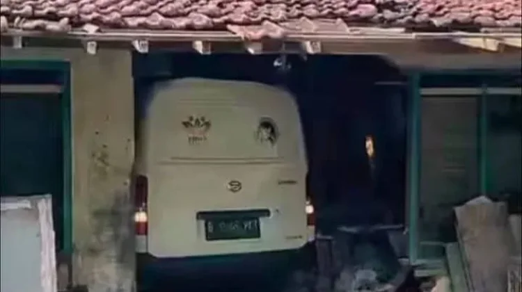 Mobil SPPG Terjang Rumah Warga di Pati, Tak Ada Korban Jiwa