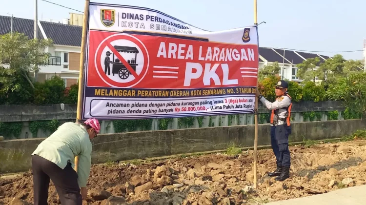 Tim Gabungan Tertibkan Bangunan PKL dan Parkir Liar di Jalan Madukoro Semarang