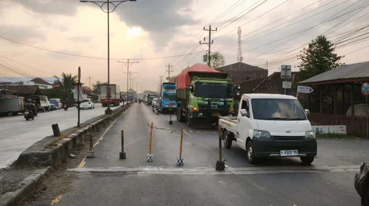 Jalan Pantura Brangsong Kendal Dicor, Kendaraan Besar Disarankan lewat Tol