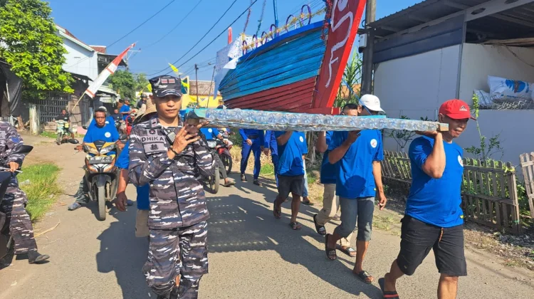 Anggota TNI AL Banyutowo Turut Meriahkan Tradisi Sedekah Laut Pati
