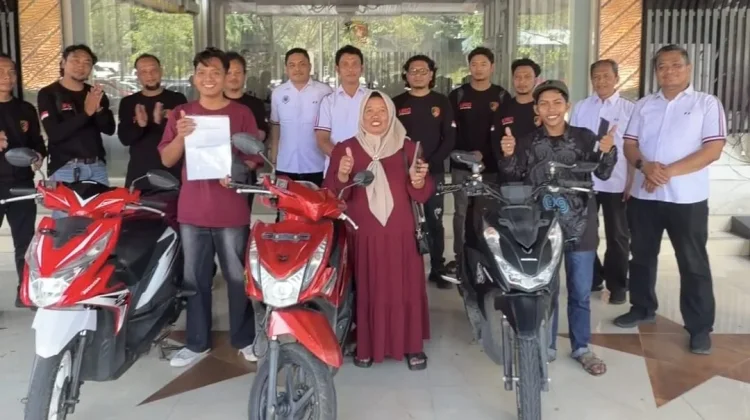 Momen Haru di Polda Jateng, Korban Curanmor Peluk Motor yang Ditemukan Kembali
