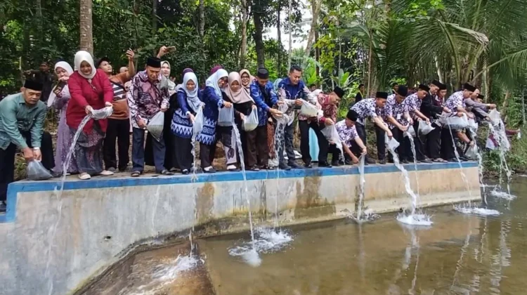 Pelepasan Siswa, SD Negeri Kaligesing Purworejo Tebar 5.000 Benih Ikan