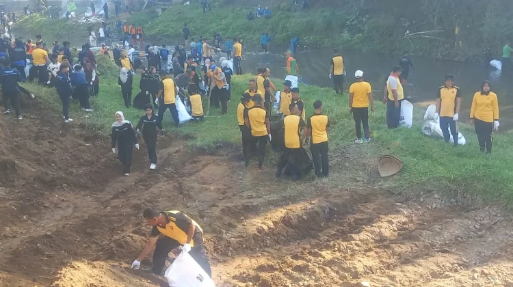 Hari Lingkungan Hidup, Mahasiswa UMK Inisiasi Bersih-Bersih Kaligelis Kudus