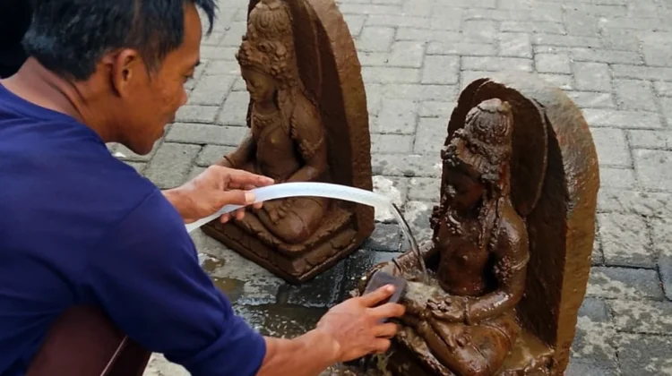 Tim Pemugar Candi Losari Temukan 2 Arca Dewa Surya dan Peripih Berisi Logam Emas
