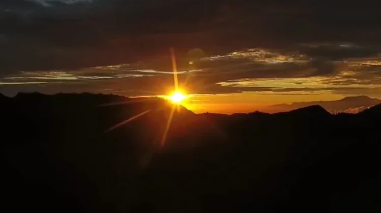 Pesona Siluet Pagi di Gunung Bromo