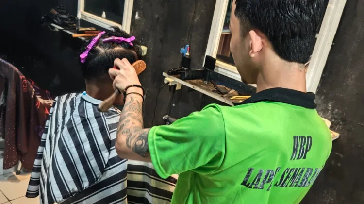 Di Balik Jeruji, Warga Binaan Lapas Semarang Kelola Barbershop Ramai Pengunjung