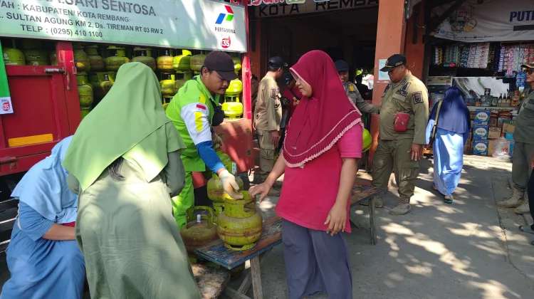 LPG 3 Kg Sulit Dicari, Pemkab Rembang dan Pertamina Gelar Operasi Pasar