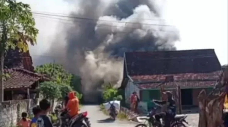 Diduga Korsleting Listrik, Rumah Warga di Rembang Ludes Terbakar