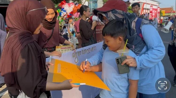 Kampanye di CFD, Mahasiswa USM Dorong Generasi Muda Bangga Gunakan Aksara Jawa