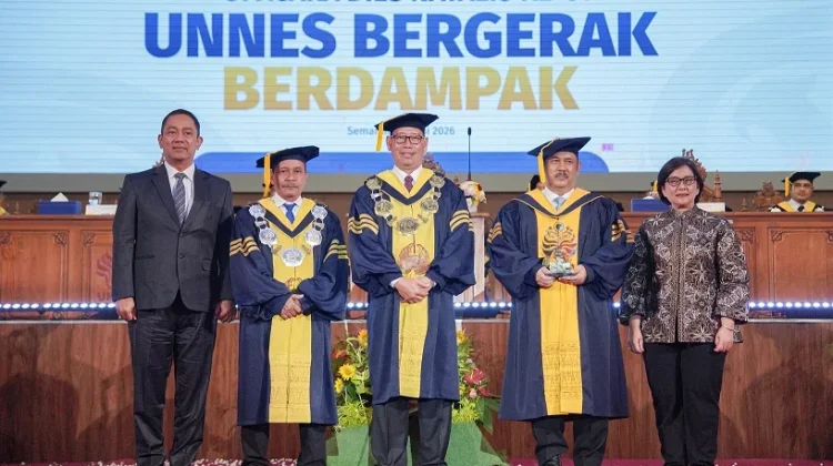 Unnes Berikan Penghargaan Upakarti Dharmakarya Pranata Buana kepada Menteri PPN