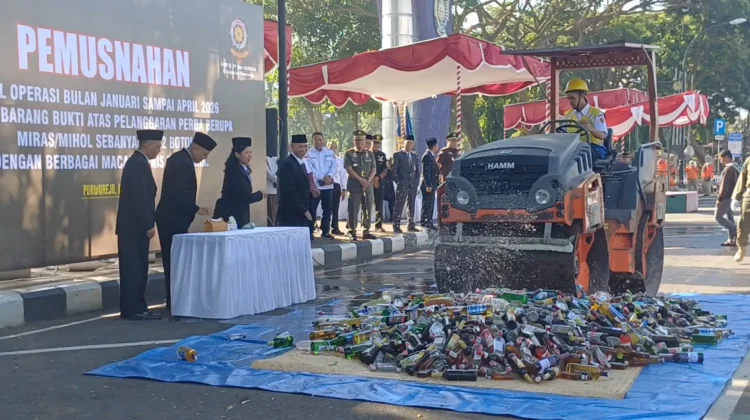 Peringati HUT Tiga Institusi, Satpol PP Purworejo Musnahkan 2.472 Botol Miras
