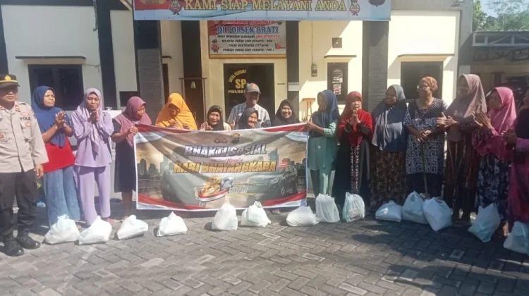 Sambut Hari Jadi Polri, Polsek Brati Salurkan Paket Sembako untuk Lansia - Janda