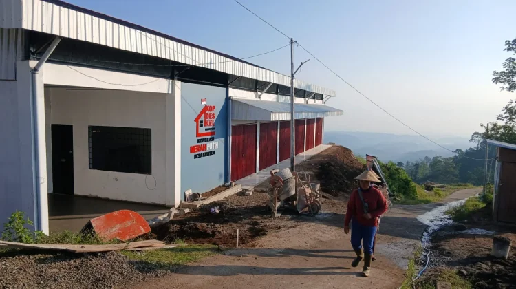 Kopdes Merah Putih Kediten Viral di Medsos Disebut Terpencil, Ini Faktanya